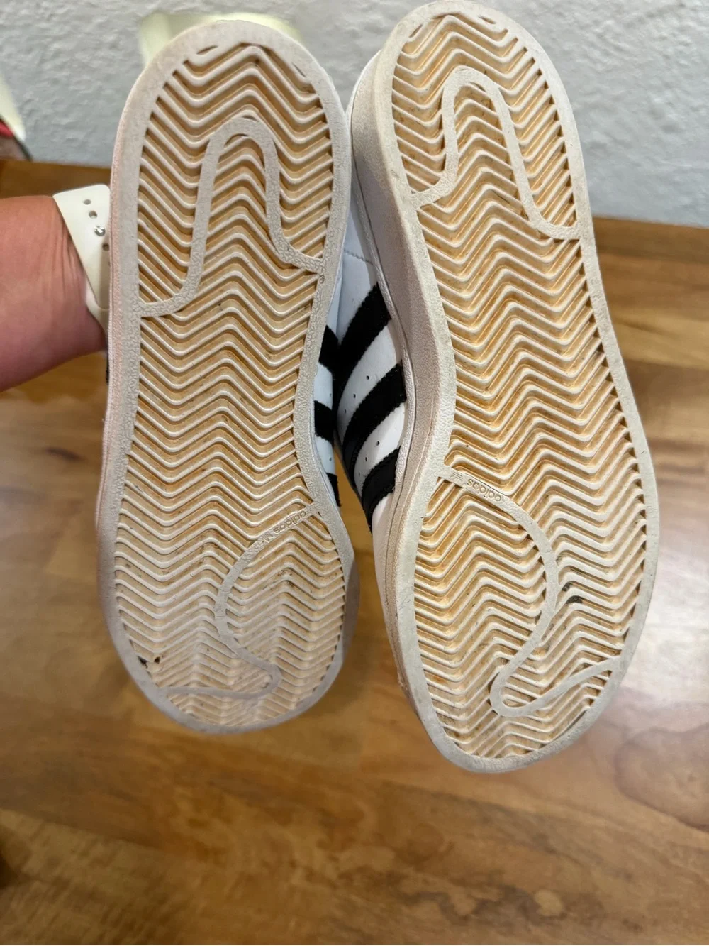 adidas ‘Superstar’ White Sneakers w/ Classic Black Stripes Men’s Size 6.5